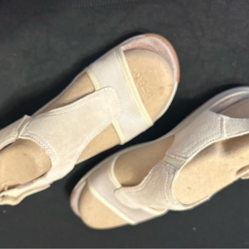 Easy Spirit Cream Sandals with Crisscross Straps